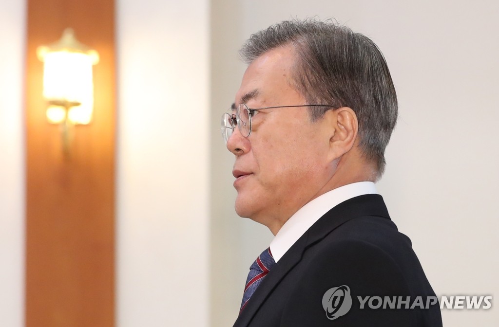 문 대통령 '굳은 표정'