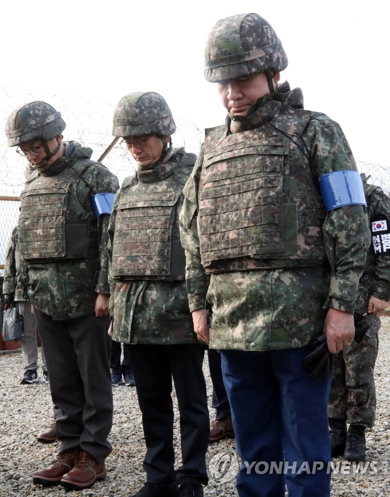 묵념하는 이낙연 총리