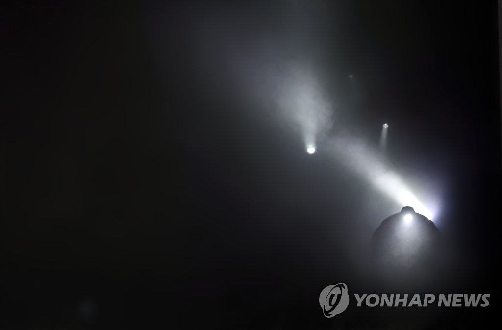 불빛 하나에 의존한 채