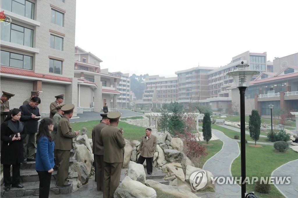 리설주와 양덕군 온천지구 방문한 김정은 북한 국무위원장