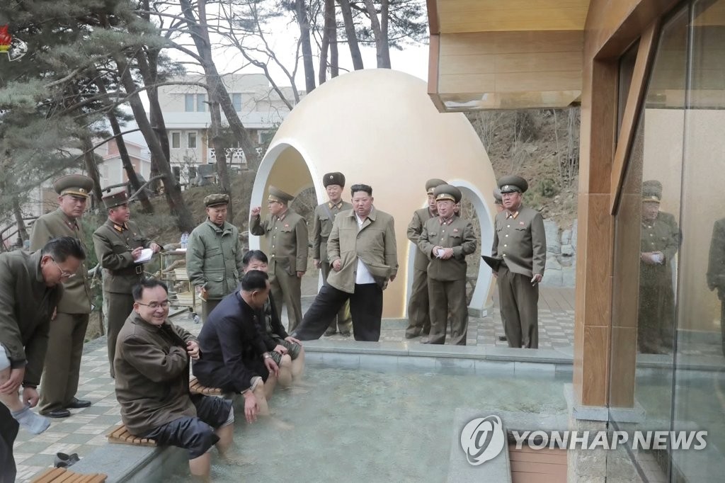 온천에 발 담그는 북한 간부들