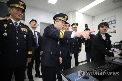 법 과학 감정실 둘러보는 민갑룡 경찰청장