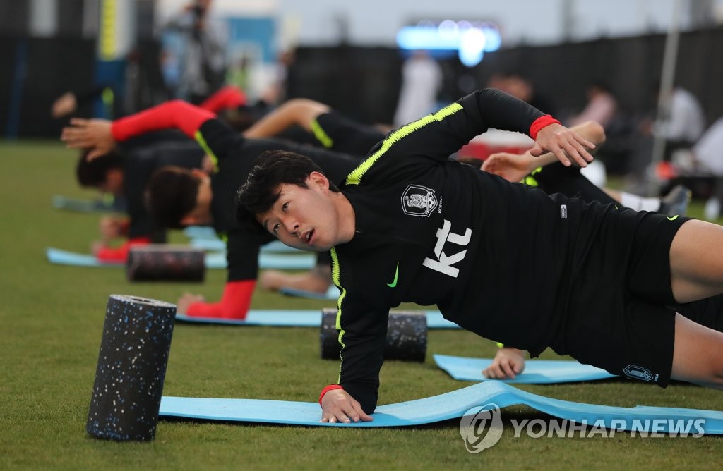 스트레칭 하는 손흥민