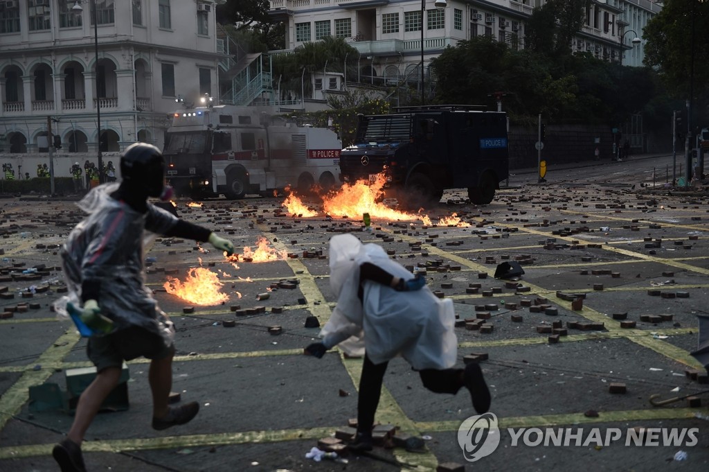 경찰 향해 화염병 던지는 홍콩 시위대