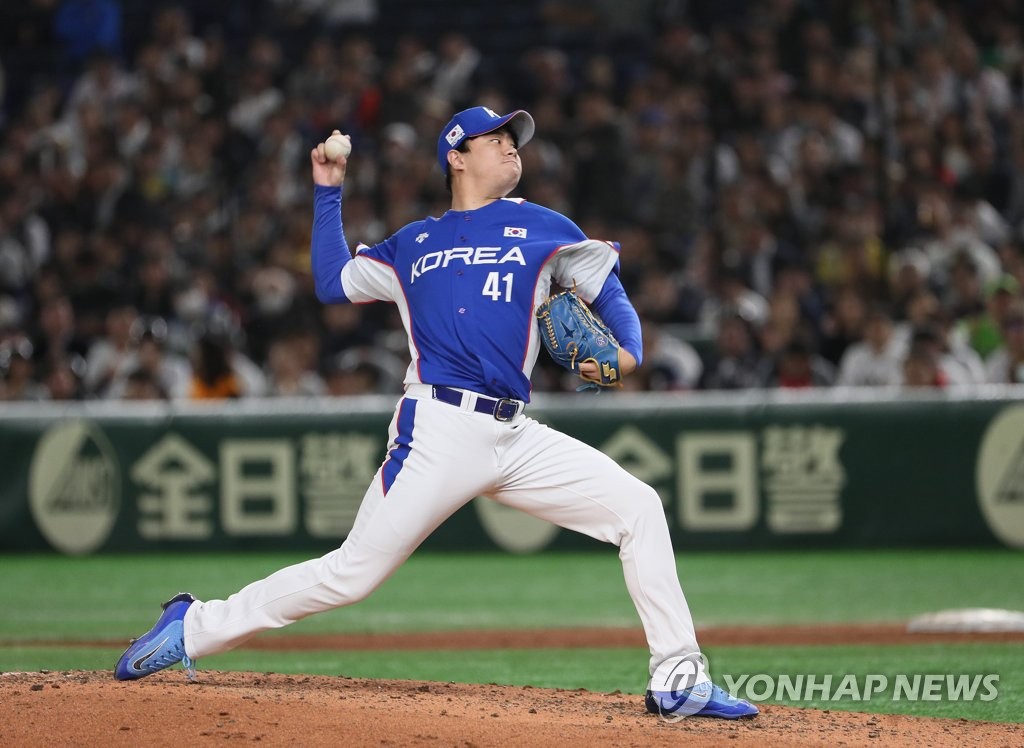 Lee Young-ha of South Korea pitches against Japan in the bottom of the fourth inning in the final of the World Baseball Softball Confederation (WBSC) Premier12 at Tokyo Dome in Tokyo on Nov. 17, 2019. (Yonhap)