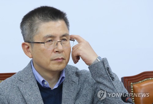 고민하는 황교안 대표