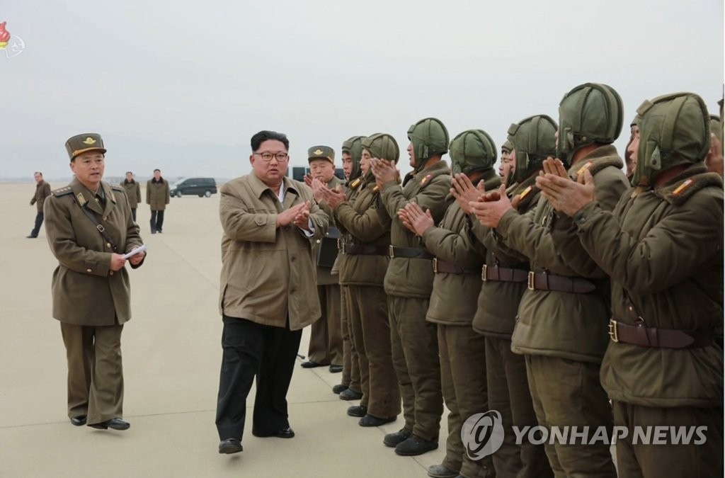 북한군 낙하산 침투훈련 참관한 김정은 북한 국무위원장