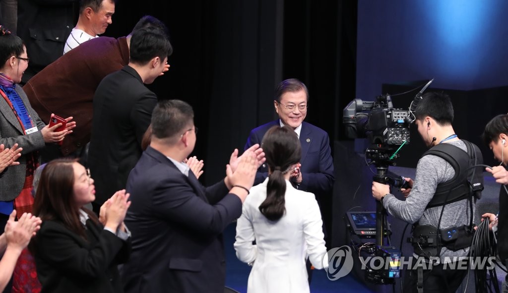문 대통령, 국민 패널과 인사