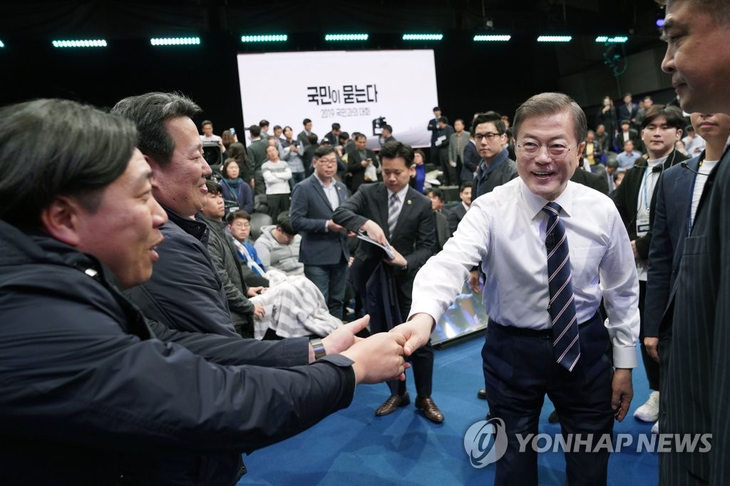 문재인 대통령이 11월 19일 오후 서울 상암동 MBC에서 '국민이 묻는다, 2019 국민과의 대화'를 마친 뒤 패널들과 인사하고 있다. [연합뉴스 자료사진]