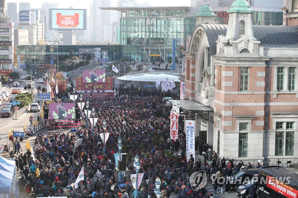 서울역 앞 철도노조 총파업 출정식