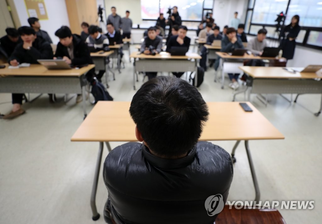 청주서 기자회견하는 화성8차사건 윤모씨