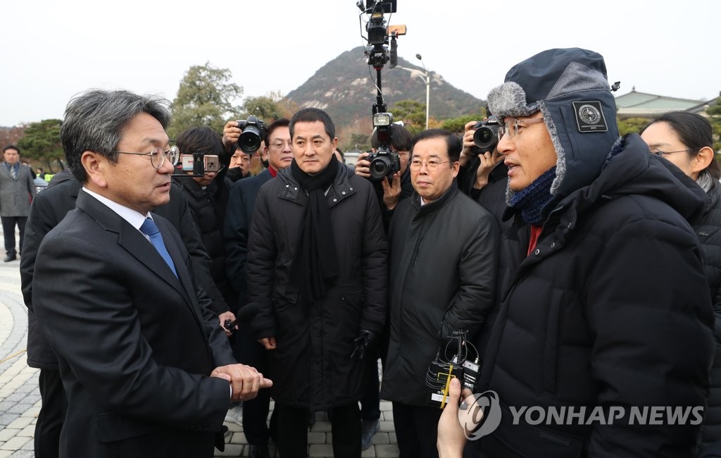 Moon's aide visits opposition leader on hunger strike Moon's aide visits opposition leader on hunger strike