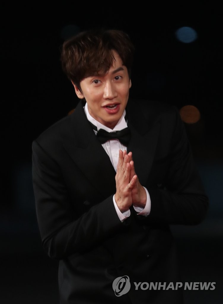 인사하는 아시아 프린스 이광수