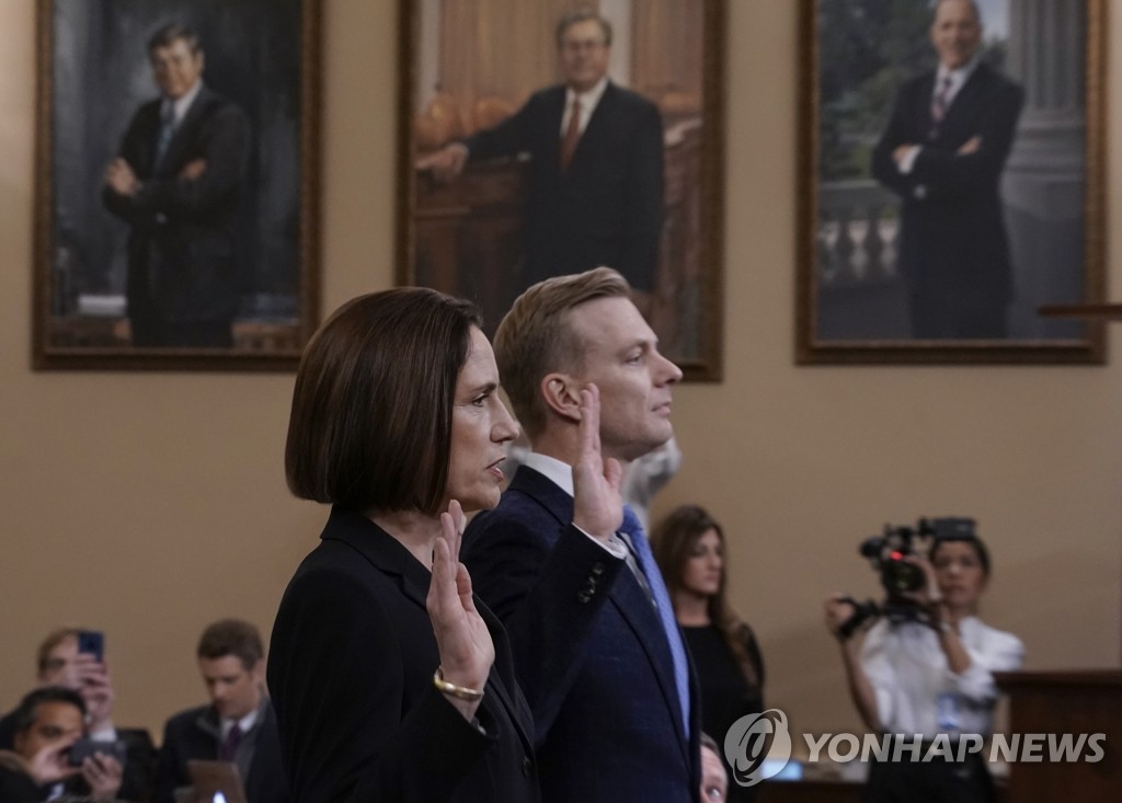 美청문회 증인 선서하는 前NSC 국장·외교관