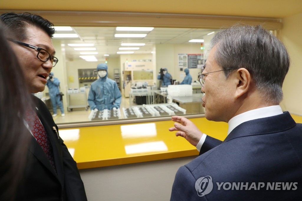 불화수소 에칭 공정 시찰하는 문 대통령