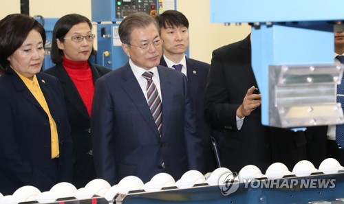 웨이퍼 제조 공장 방문한 문 대통령