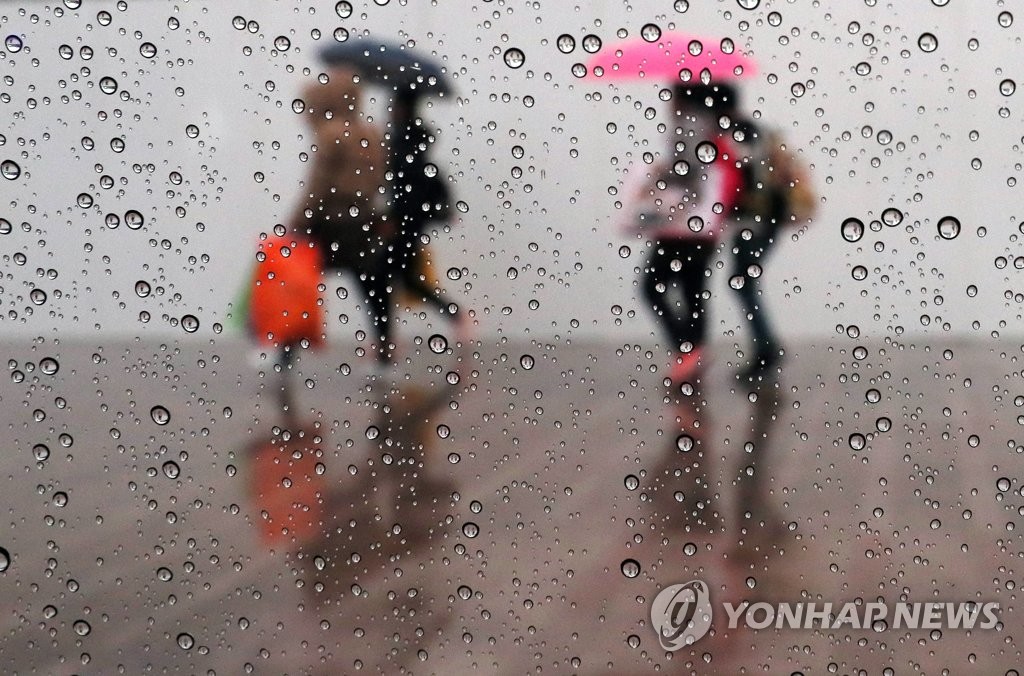 우산을 쓰고 걷는 시민들