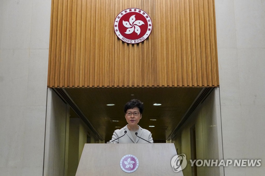 홍콩 행정장관, 선거 참패에도 "시위대 요구 수용 못 해"