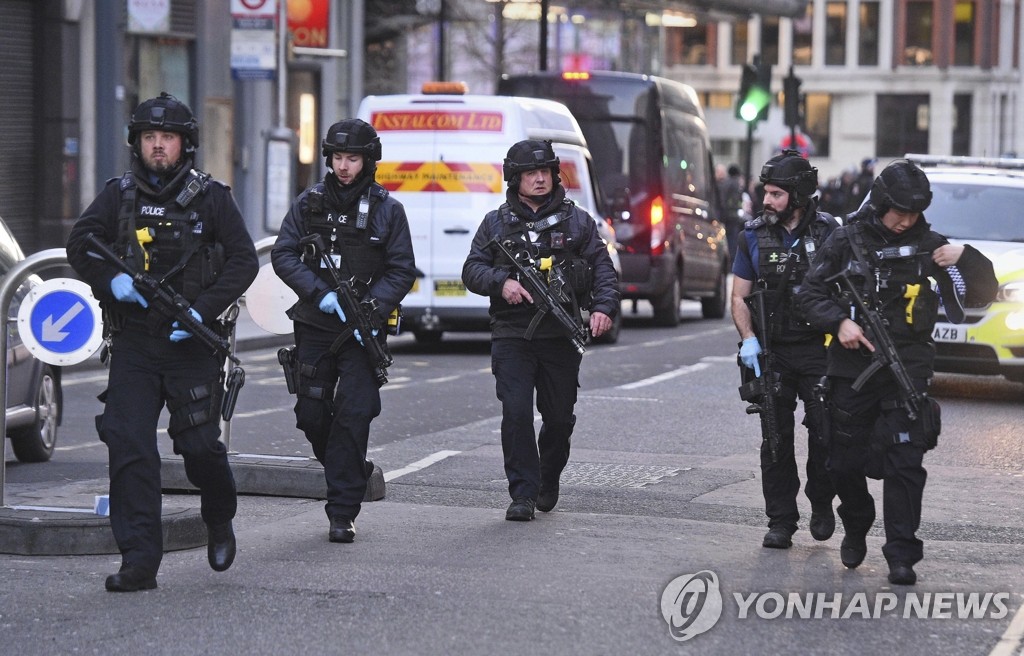 런던 시내 순찰하는 영국 경찰