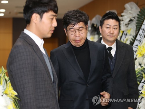 검찰 수사관 빈소 조문한 백원우