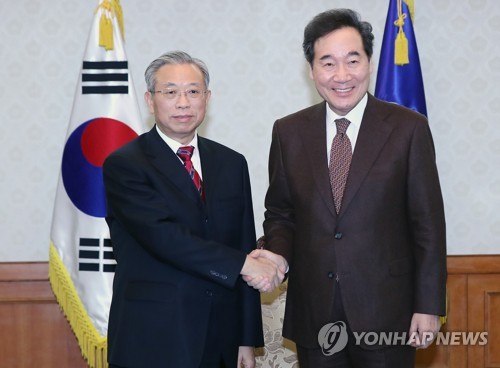 중국 산둥성 당서기와 악수하는 이낙연 총리