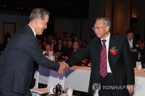 류자이 중국 산둥성 당서기와 인사하는 허창수 회장