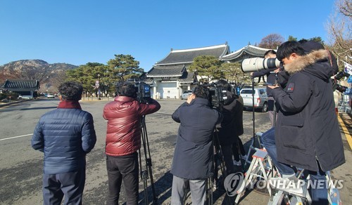 청와대 앞에 대기 중인 보도진