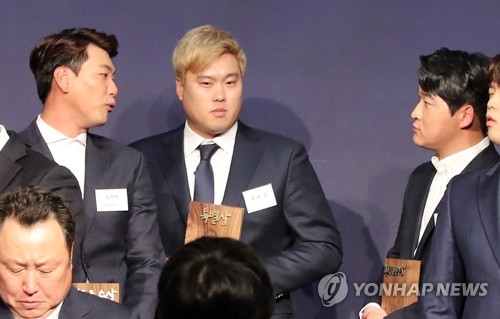 한자리에 모인 3인방