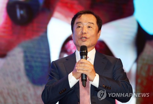 출판기념회에서 인사말 하는 김병준