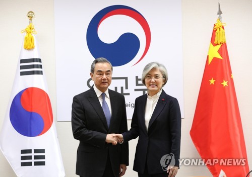 악수하는 한중 외교장관