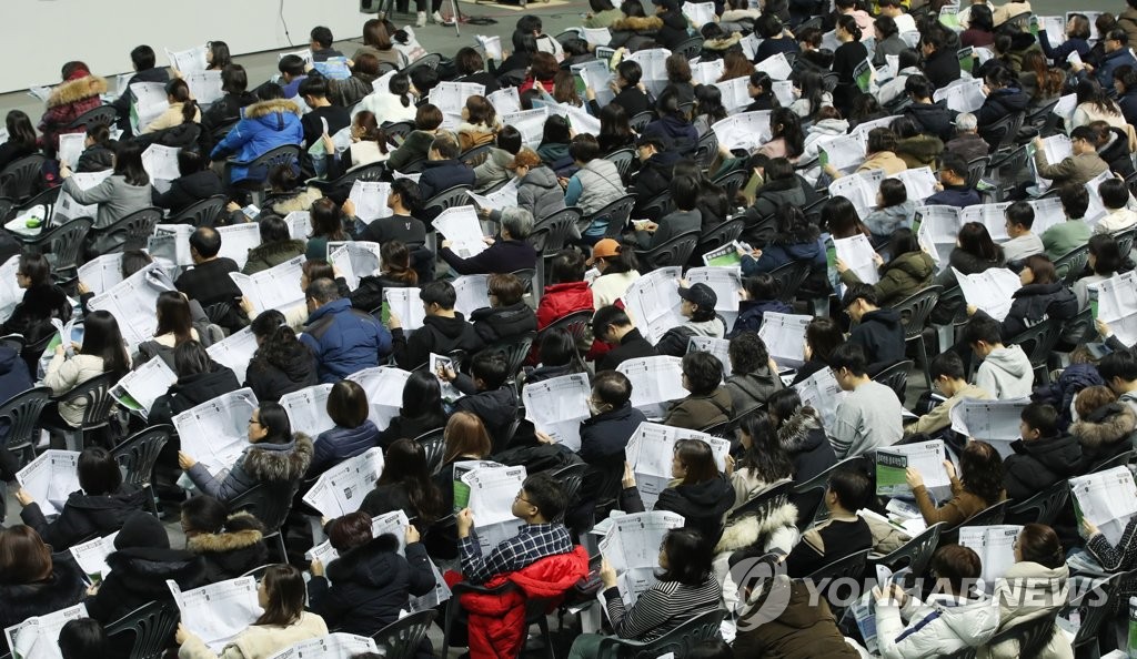 大学入試説明会に多くの参加者 大学入試説明会に多くの参加者