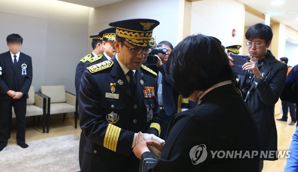 유가족 위로하는 정문호 소방청장