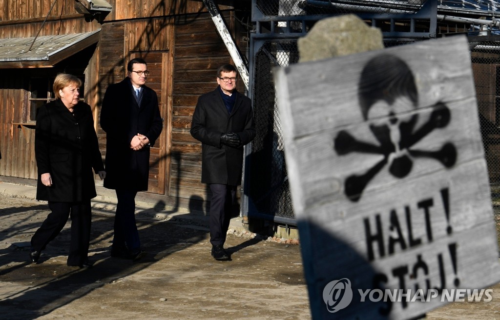 아우슈비츠 수용소 방문하는 메르켈 독일 총리