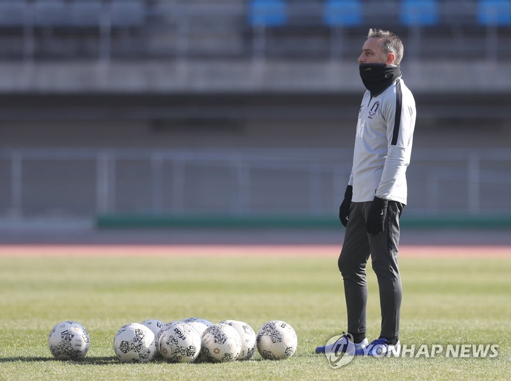 훈련 지켜보는 벤투 감독