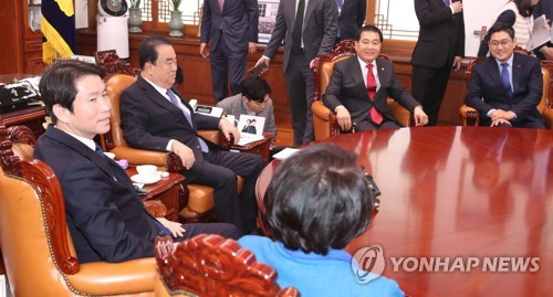 대화하는 국회의장과 3당 원내대표