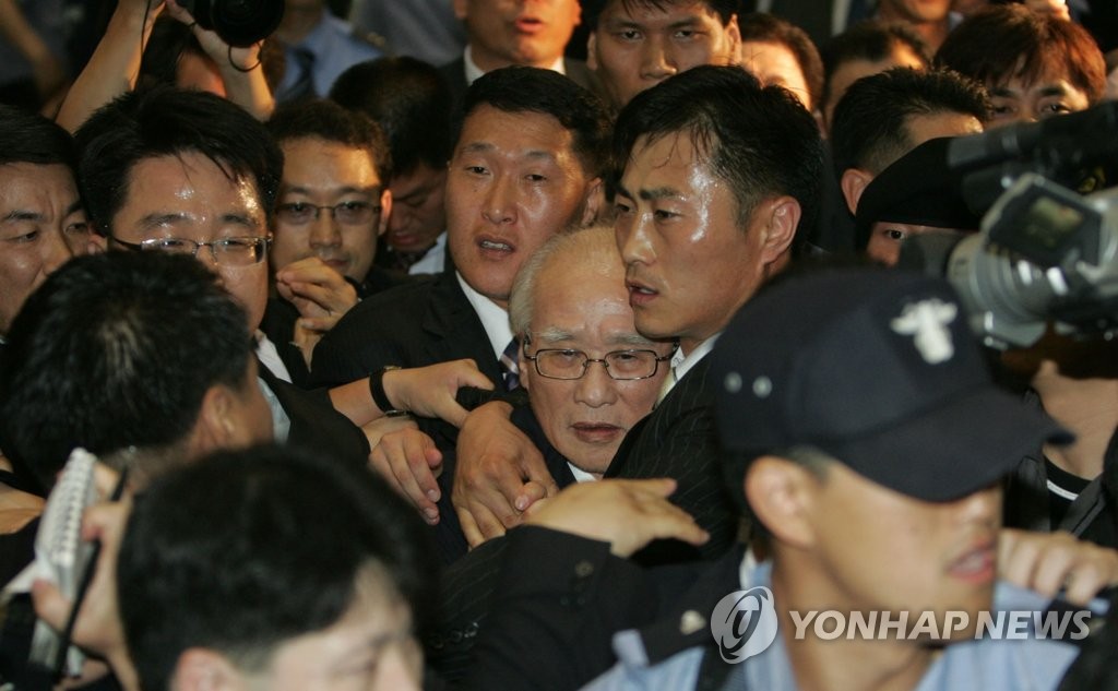 해외도피 마치고 검찰에 연행되는 김우중
