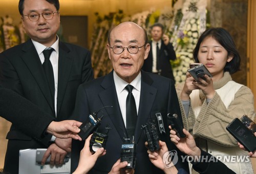 질문에 답하는 김태구 전 대우자동차 사장