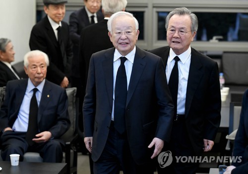 조문 마치고 나오는 손경식 회장