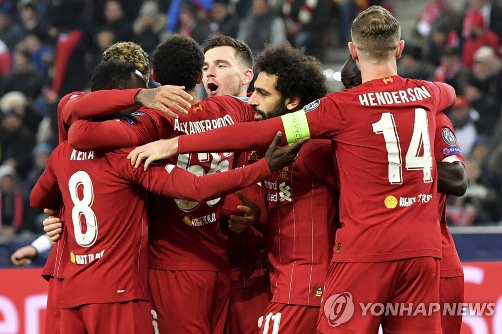 골 넣고 기뻐하는 리버풀 선수들
