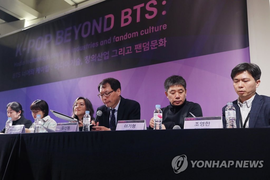 '방탄소녀단 둘러싼 문화 현상은?'