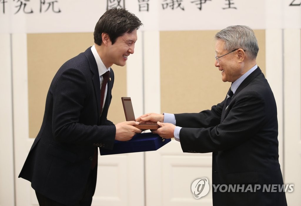 백봉신사상 수상하는 김해영 의원