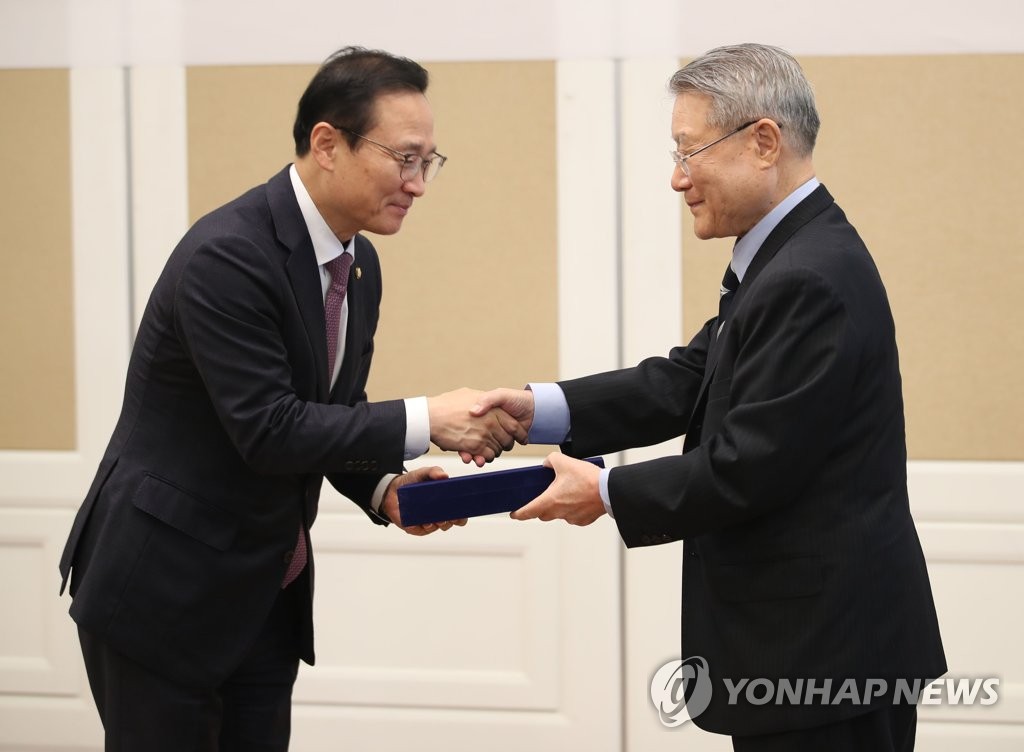 백봉신사상 수상하는 홍영표