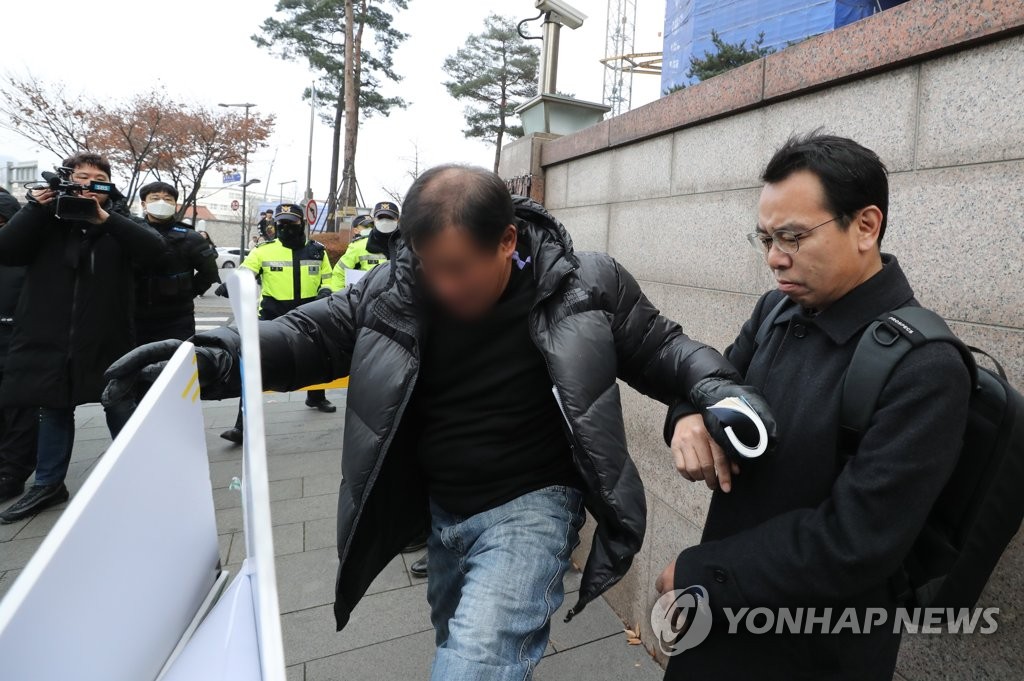 少女像撤去求める1人デモ 抗議騒動も 少女像撤去求める1人デモ 抗議騒動も