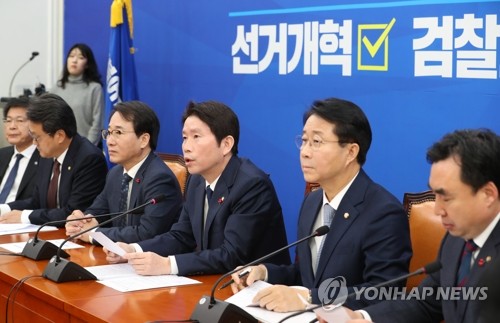 민주당 정책조정회의 발언하는 이인영 원내대표