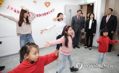다문화가족지원센터 둘러보는 이낙연 총리