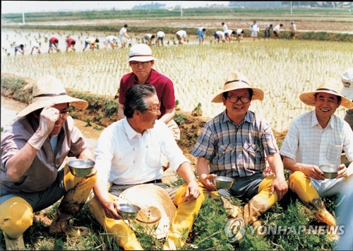 구자경 명예회장, 전경련 회장단과 농촌 모내기