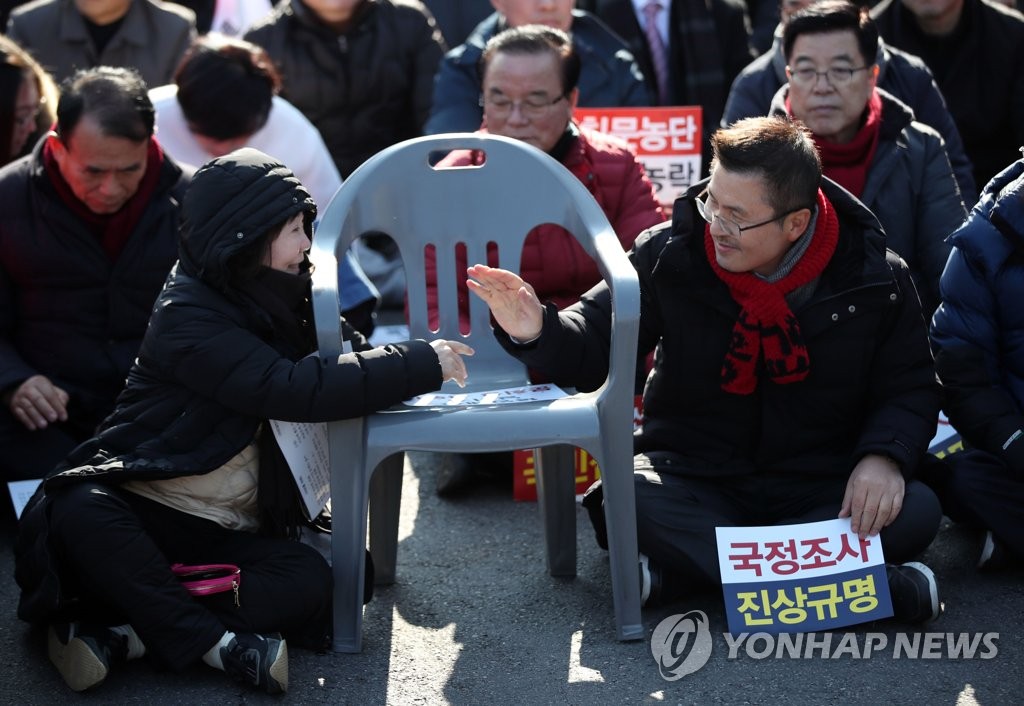 인사하는 황교안 대표