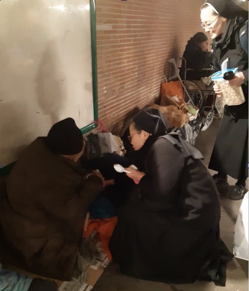 바티칸 노숙인들에게 안부 묻는 박야고보 수녀