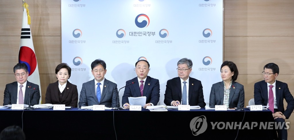 Finance Minister Hong Nam-ki (C) speaks at a press conference on next year's economic policy on Dec. 19, 2019. (Yonhap)
