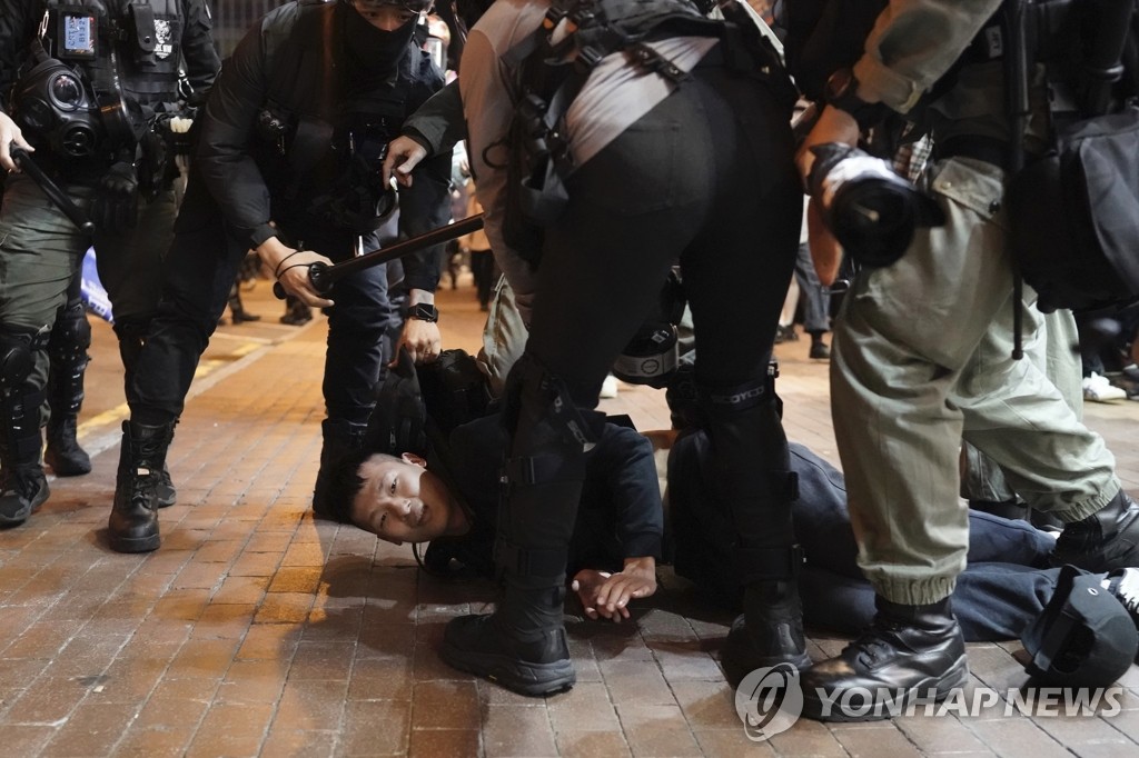 시위자 체포하는 홍콩 경찰